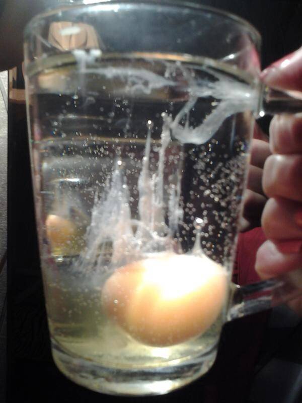 Снятие яйцом в воде. Яйцо в стакане с водой. Снятие порчи яйцом. Выкатывание яйцом порчи и сглаза.