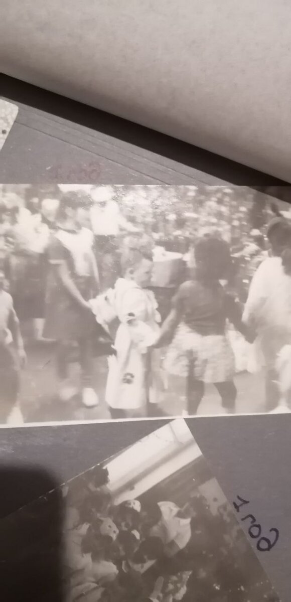 с огромным бантом на голове это я , честно говоря не знаю где это я на новогоднем огоньке