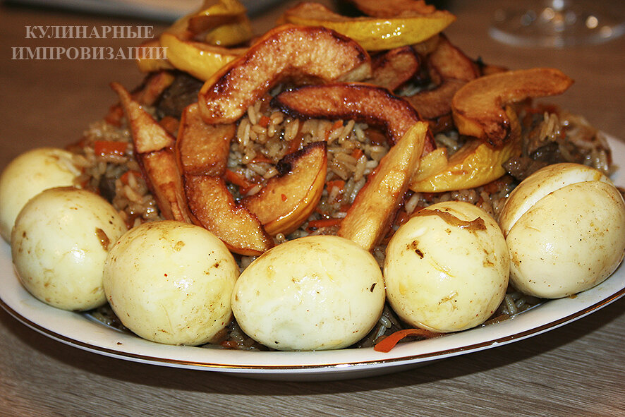 Готовый плов на блюде