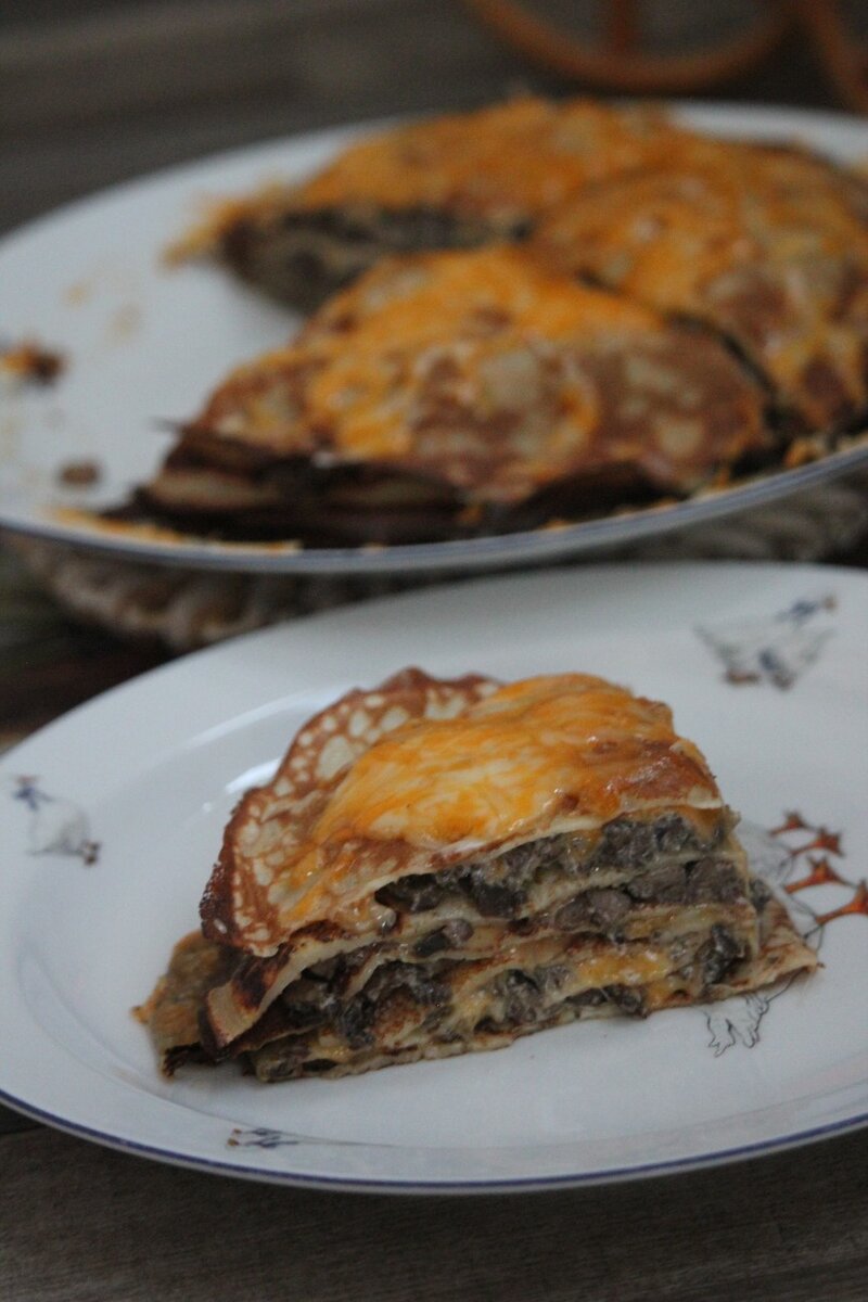 Если заранее приготовить блины и поджарить шампиньоны, то "собрать" блинный торт можно довольно-таки быстро перед завтраком или обедом или даже на праздничный стол 🥰