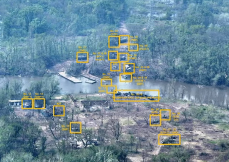 2 параллельных понтона, один выглядит как не достроенный, второй как подтопленный. Скриншот фото из открытых источников