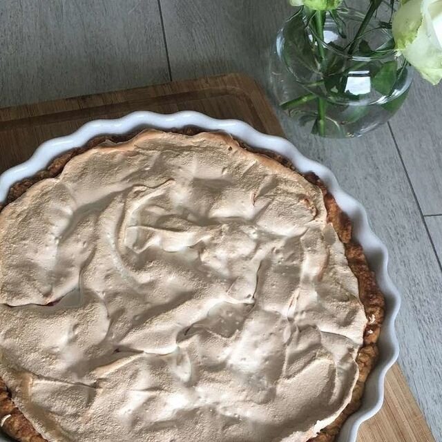 От себя добавляю - вместо маргарина у меня было сливочное масло. Для белковой пены на 3 яйца я взяла примерно стакан сахара, вполне достаточно. Ещё нюанс - в клюкву добавила немного крахмала, чтобы ягоды не текли.