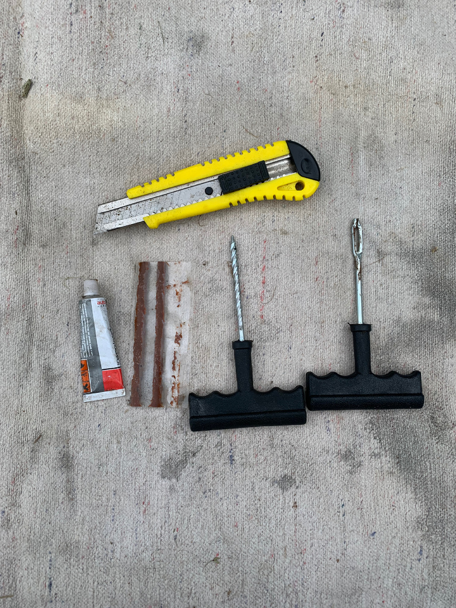 Набор состоит из рашпиля, шила, резинового клея и жгутов. Нож вам тоже понадобиться.