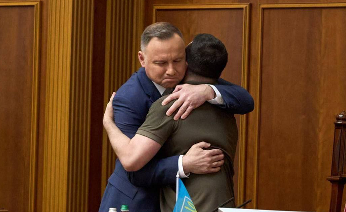 Стоп-кадр: наигранная скорбь и хваткие обнимашки со стороны Дуды - к чему бы это?