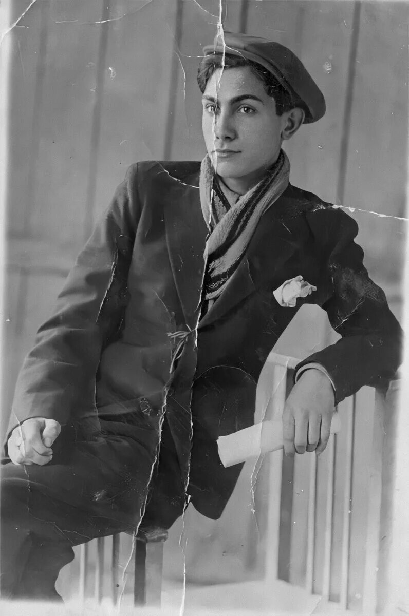 Павел Луспекаев в юности. 