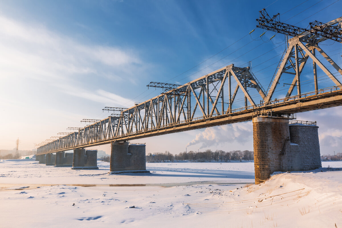 Железнодорожный мост Новосибирск. Мост над Обью. Новосибирск ж/д мост через Обь вечер вид на ГСИ ницу Сибирь. ЖД мосты России зимой.