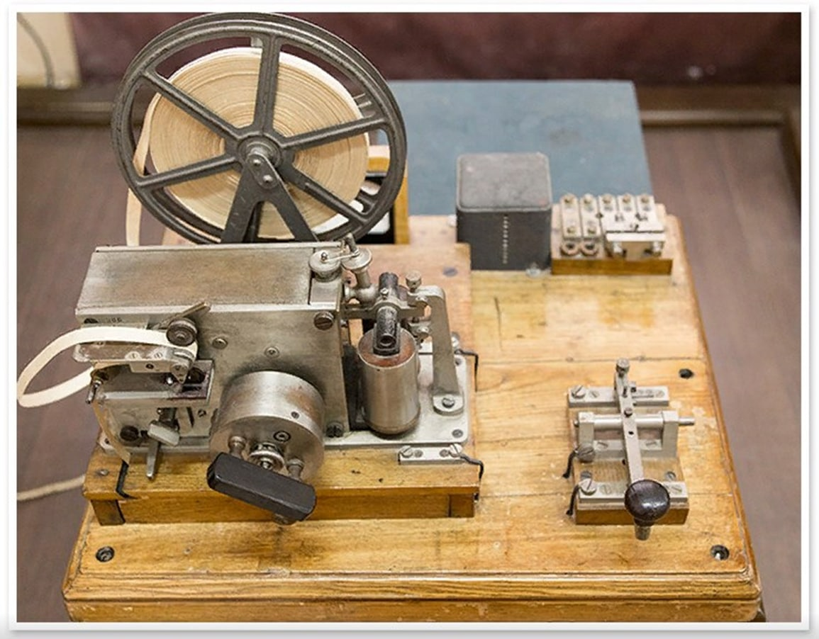 Электромагнитный телеграфный аппарат Морзе. Первый телеграфный аппарат Самуэль Морзе. Электромагнитный телеграфный аппарат 1837. Телеграфный аппарат Морзе 1837.