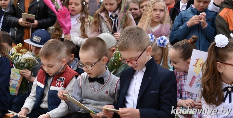 Школьник окончания. Друзья смело шагают вперед школьники.