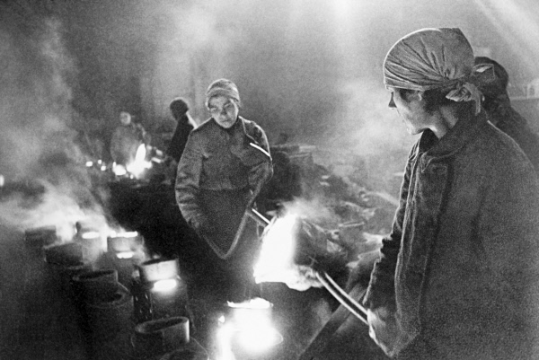 Женщины льют металл на ленинградском заводе. 1942 г. 