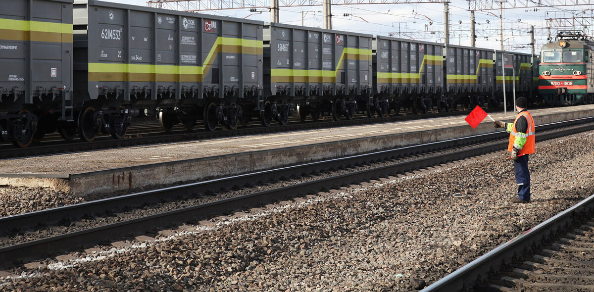 Фото: группа Тихвинского вагоностроительного завода в соцсети «ВКонтакте». Коллаж: Анна Бабич