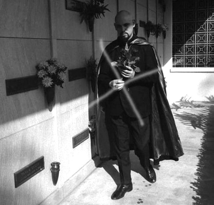 Сатанист Антон ЛаВей посещает могилу Монро, 1967 год.