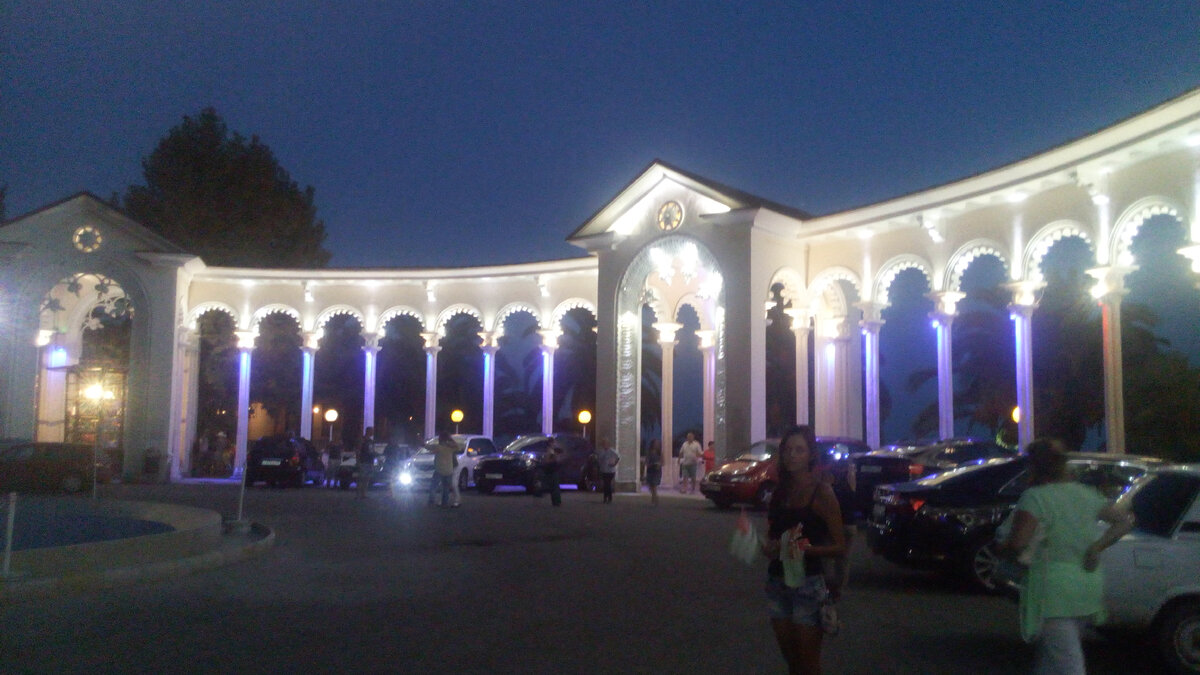 Фото автора колонада в Гагры