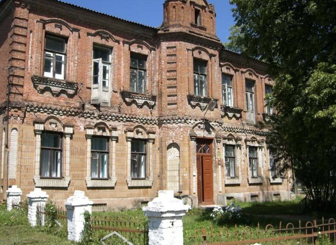 Телеграф в ютуб город середина буда. Старые здания больниц.