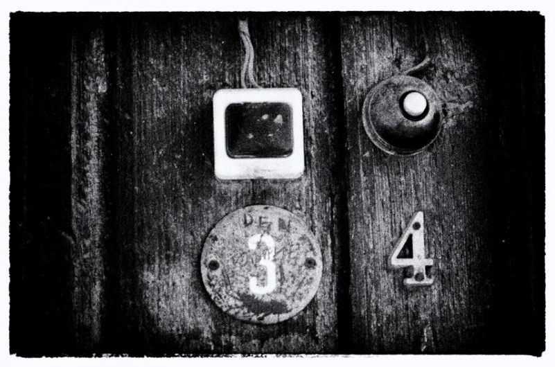 Страшные звук двери. Старый дверной звонок. Звонок в дверь. Старые дверные звонки. Звонит в дверной звонок.