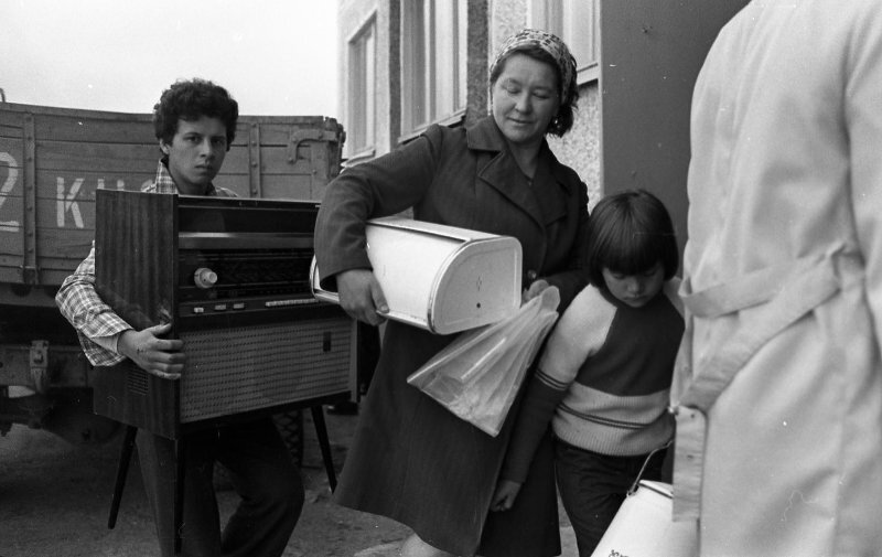 Заселение нового дома. Всеволод Тарасевич, 1979 год,  Камчатская обл., г. Петропавловск-Камчатский, МАММ/МДФ. 