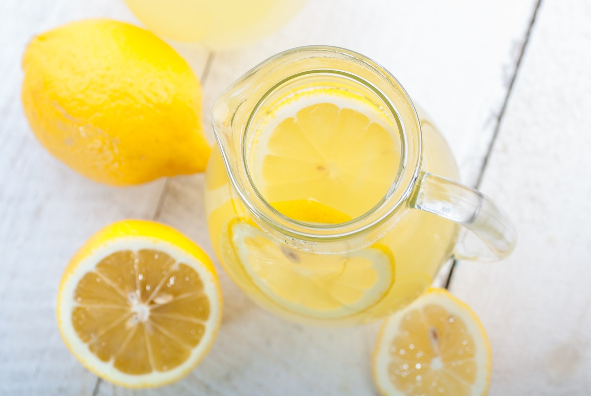 Как сделать лимонад сахара. Лимонад из лимона воды и сахара. Лимонная вода добрый. Классический с лимонным соком лимонад. Мятный лимонад с лимоном.