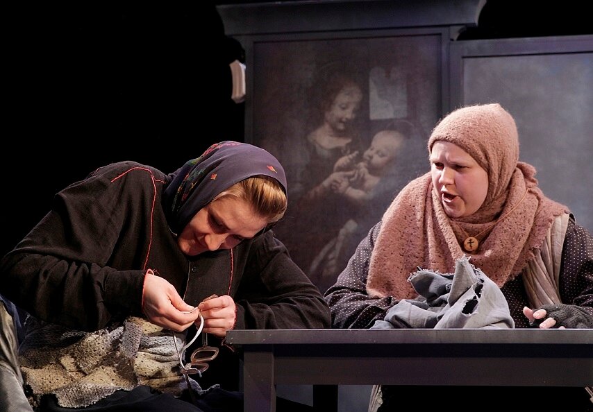 Сцена из спектакля «Мадонна с цветком» (2015) Театра Олега Табакова