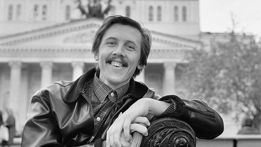 Он родился в красивом селе Быстрый Исток меньше, чем за сутки до начала войны. Его отец был председателем колхоза и твердо был уверен в том, что его Валерку никуда его крестьянские корни не отпустят.-4