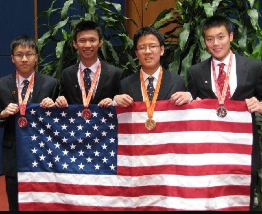 Сборная команда сша. Сборная США по математике. Американская команда по математике. Сборная США на Олимпиаде по математике. Американская команда по математике победила китайскую.