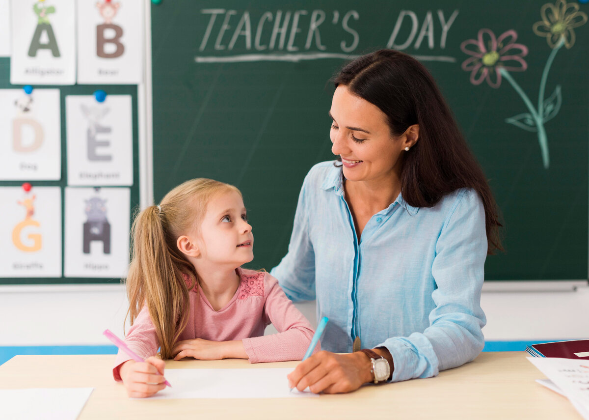 Teacher look. Учитель и дети. Учитель смотрит на ученика. Как понравиться учителю. Как понравится учителям в 3 классе.