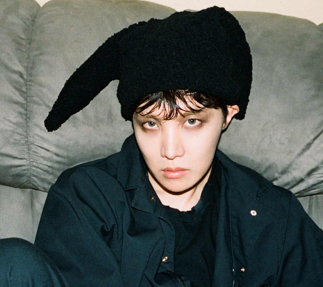 Бтс инстаграм. Джей хоуп бтс 2022. J hope bts more. J hope more. J hope more фотосессия.