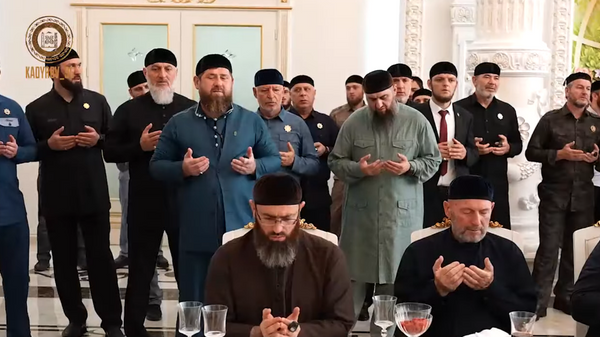    Глава Чечни Рамзан Кадыров во время праздника в свое родовом селе Ахмат-Юрт© Фото : Рамзан Кадыров/Vkontakte
