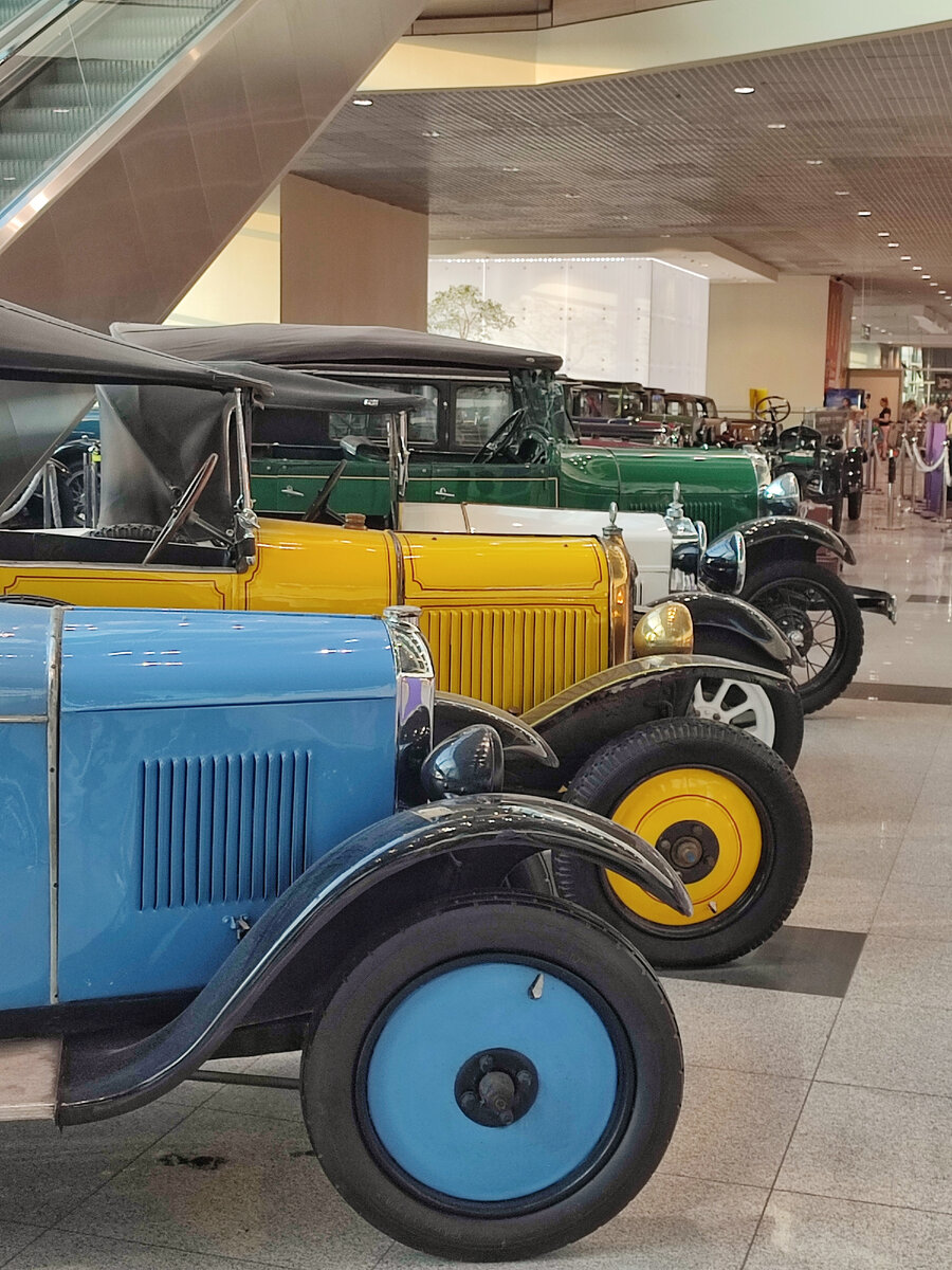 Выставка ретроавтомобилей в аэропорту Домодедово