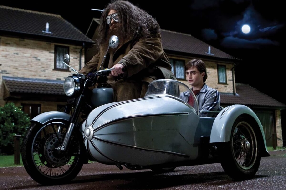 Хагрид на мотоцикле с Гарри