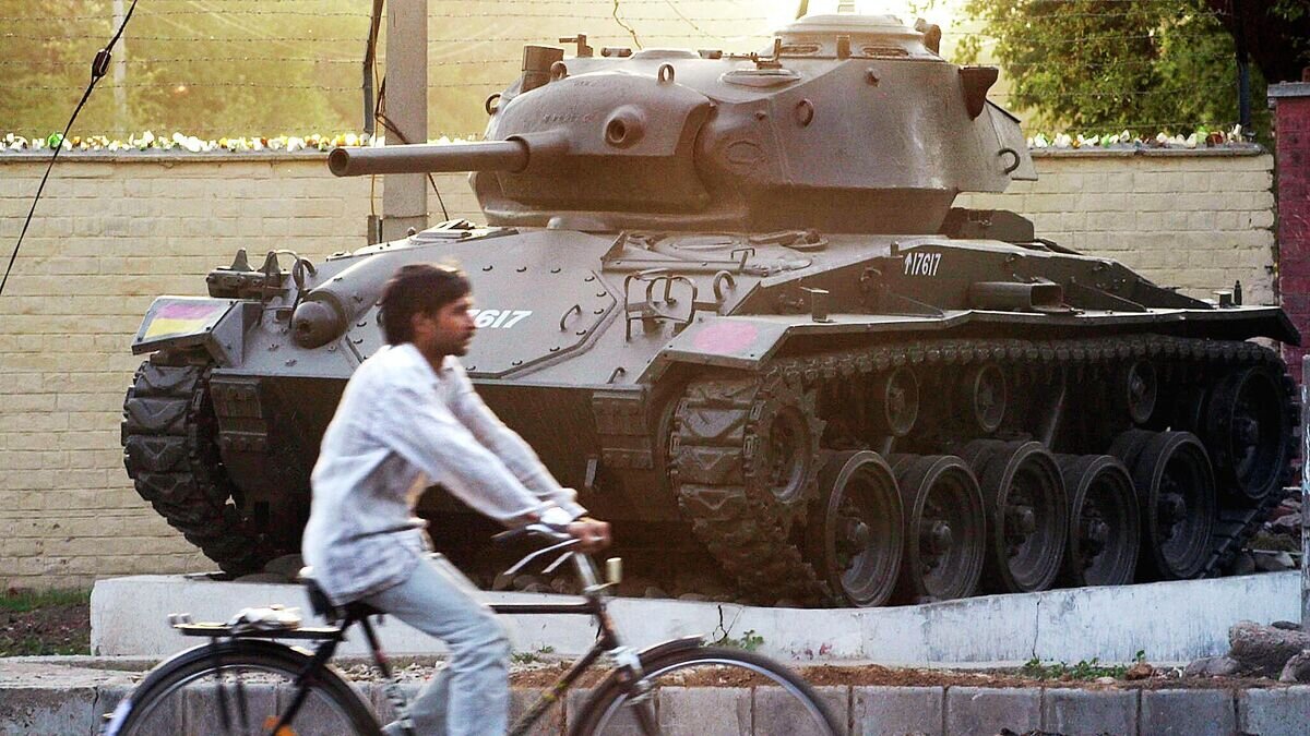    Захваченный во время войны 1971 года пакистанский танк в городе Джамму, Индия© AFP 2022 / Indranil Mukherjee