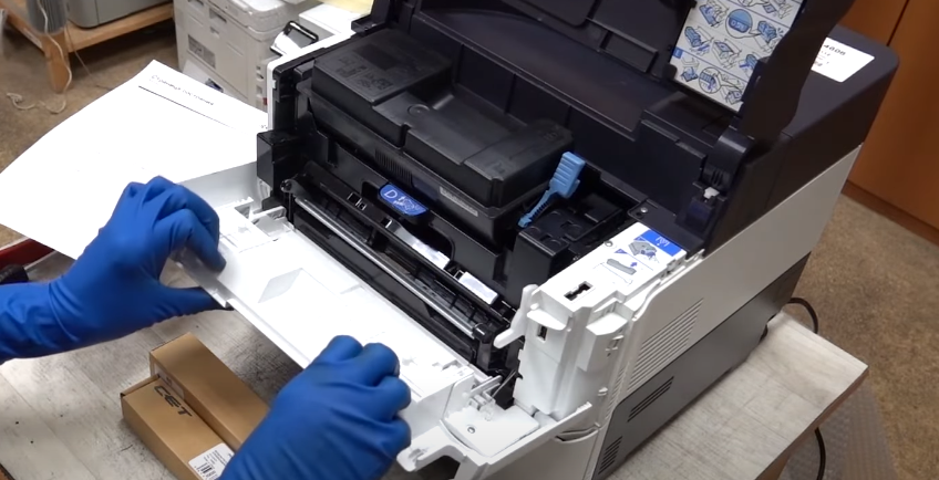 Открываем  верхнюю и нижнюю крышки