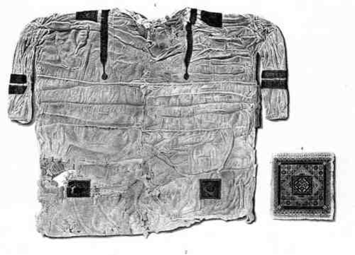 Это египетская рубаха и на ней изображен славянский узор.  Изображение взято из открытого источника 