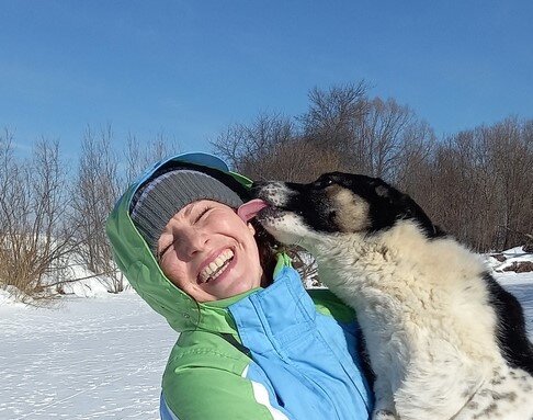 Роза выражает свою симпатию Наташе языком))