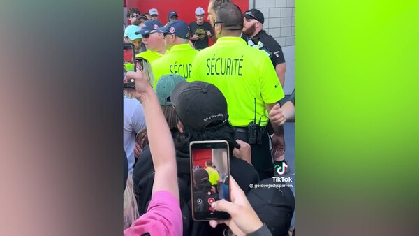 Даниил Медведев поругался с болельщиком после матча в Монреале. Видео © TikTok / goldenjacksparrow