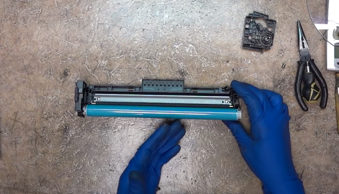 Фото 18. Выкручиваем винты, указанные стрелками