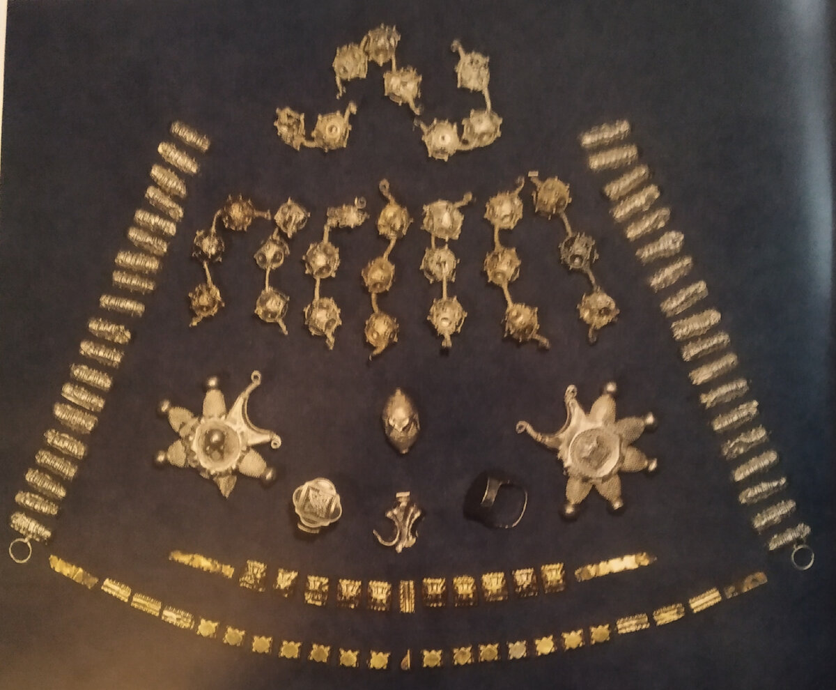 Клад ювелирных украшений из Старой Рязани рубежа XII-XIII веков. Серебро, зернь, скань, чернь, гравировка.