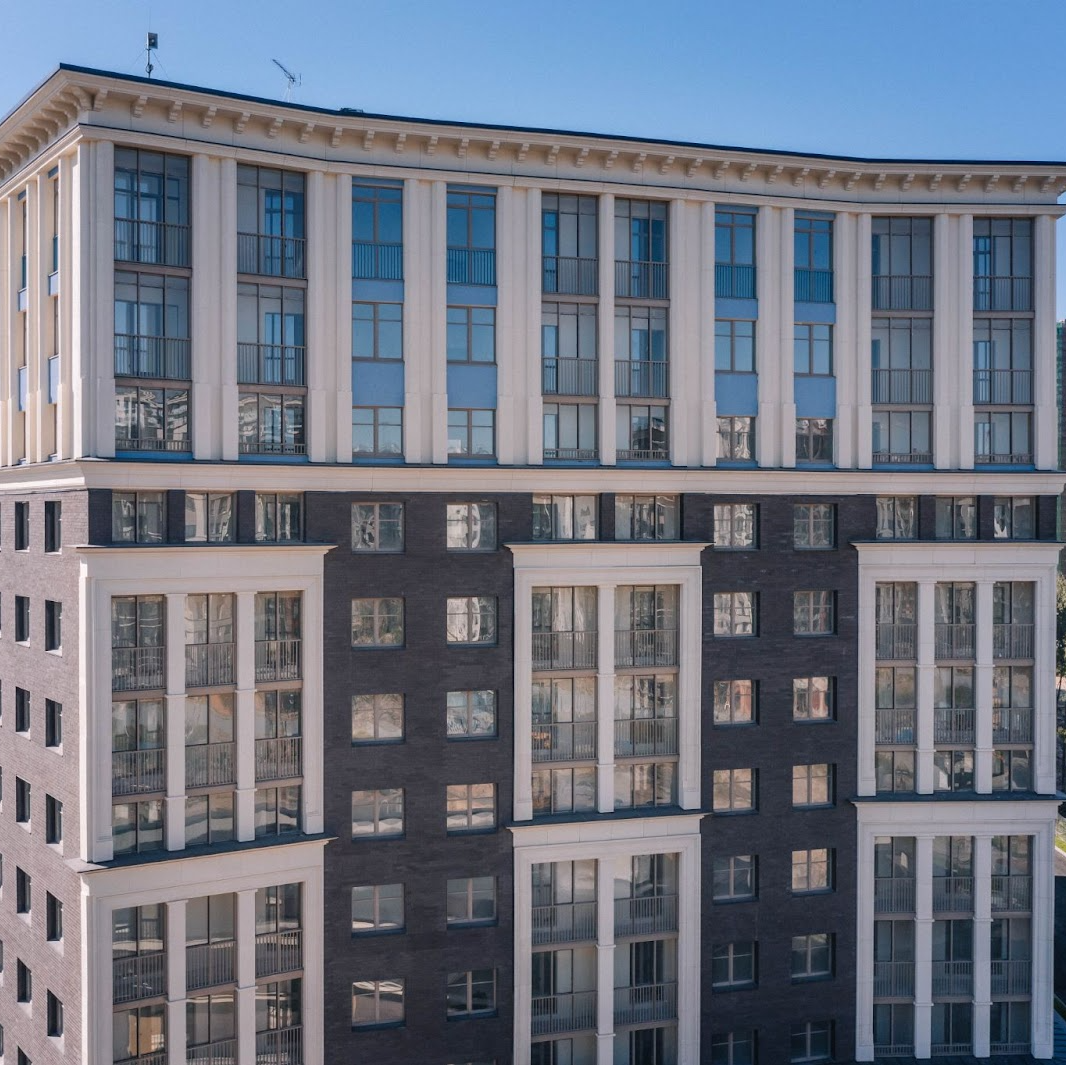 Он даже внешне выглядит иначе, чем другие новостройки, — солидный и стильный. 