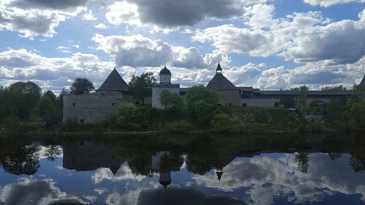 Красота - вечная и абсолютная сущность Бога. Фото автора: г. Старая ладога (основан в сер. 8 века), вид на крепость с реки Волхов.