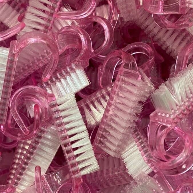 Современные девочки с самого раннего возраста стараются выглядеть модно и стильно, поэтому часто делают маникюр, особенно по торжественным случаям – день рождения, Новый год, 1 сентября, школьные праздники.   
Школьницы уже с 10-12 лет стараются по всем походить на своих мам и просят покрыть им ноготки гель-лаком.

Если соблюдать все правила безопасного маникюра, то делать ноготки нашим девочкам будет абсолютно безопасно!
