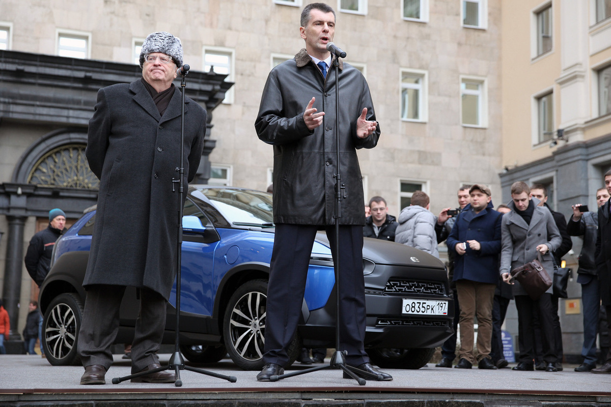 Михаил Прохоров и Владимир Жириновский на представлении емобиля