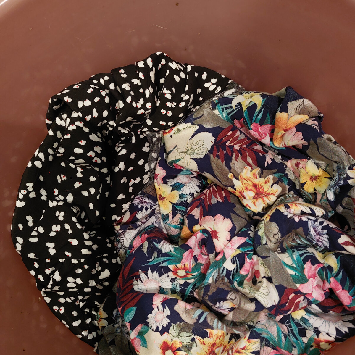 Вот стираю и потом уберу свои легкие летние платья из штапеля=вискоза и за другое дела из серии "посмотреть и решить, что дальше делать" возьмусь...Это такая терапия после ударных доз наших СМИ.