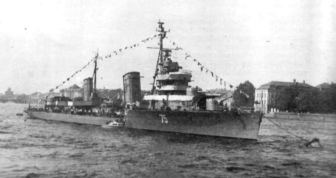 "Ленинград" в порту.