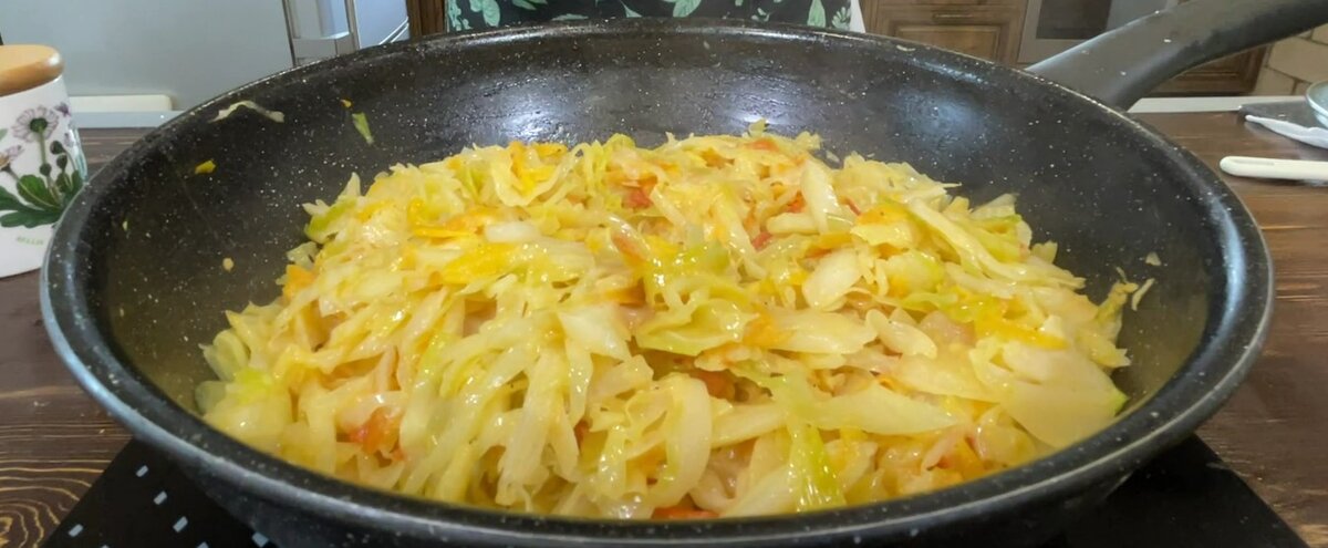 Тушеная капуста ребенку с какого возраста. Тушеная капуста. Тушеная капуста с картофелем в кастрюле. Тушеная капуста с патиссонами рецепт. Мамины рецепты тушеная капуста на сковороде
