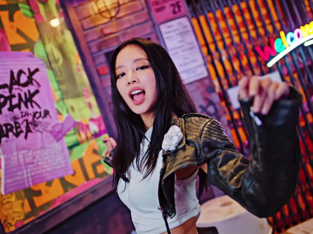 Я слышала жалобы на то, что в песне много рэпа, но не совсем понимаю, зачем жаловаться, если этот рэп потрясающего качества.