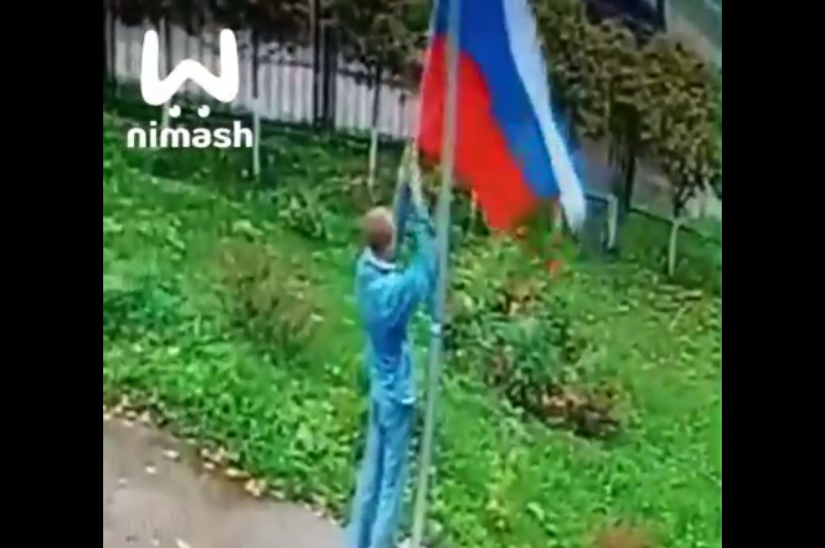    Двое пьяных нижегородцев украли флаг России с территории школы