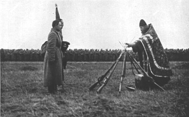 Священник проводит обряд освящения. 1941г.