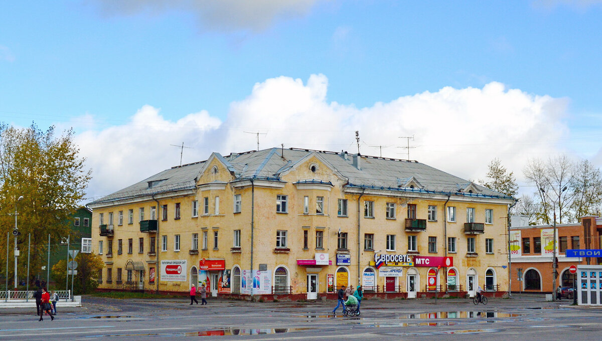 Это не тот дом, где все происходило, но тот же город и "сталинка" 