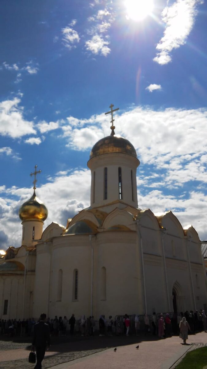 Фото  - храм, в котором хранятся мощи преподобного Сергия Радонежского, Свято- Троицкая Сергиева Лавра, г. Сергиев Посад, Московская область.