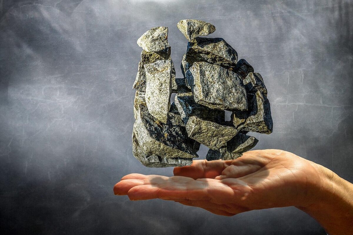 ...не кидайте ни в кого камнями...