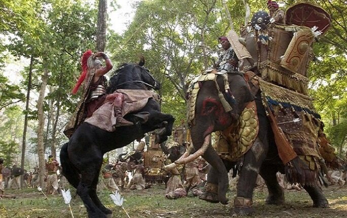 Нападение Александра Македонского на слона. Это что - поступок гения? Кадр из фильма "Александр". (Оливер Стоун)