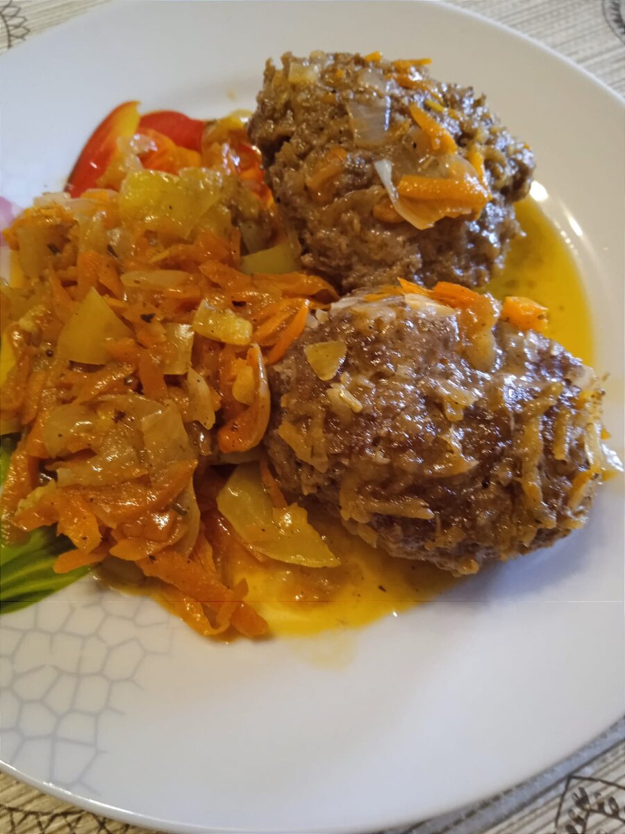 Обжаренные и потушенные с овощами котлеты - мягкие, сочные и очень вкусные! 